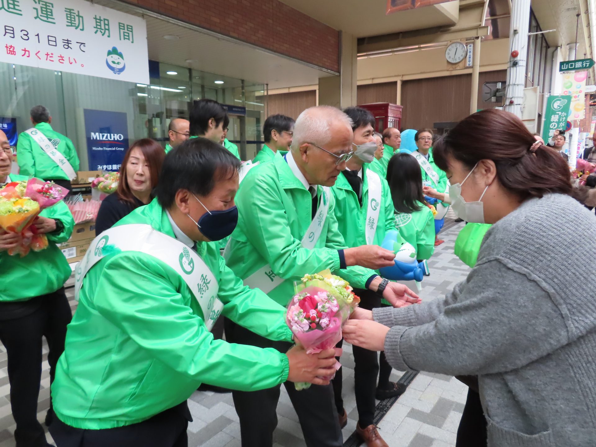海岸に打ち寄せる波の空中写真。